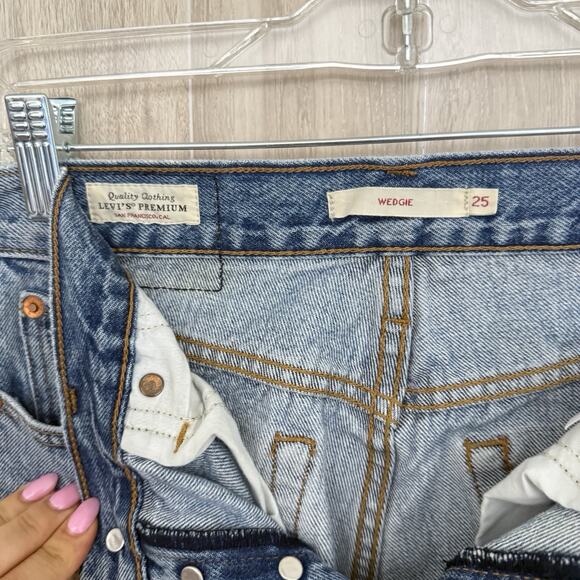 Levi's Wedgie Jeans Womens Sz 25 Straight Button Fly Distressed Hem High Rise - Picture 5 of 16